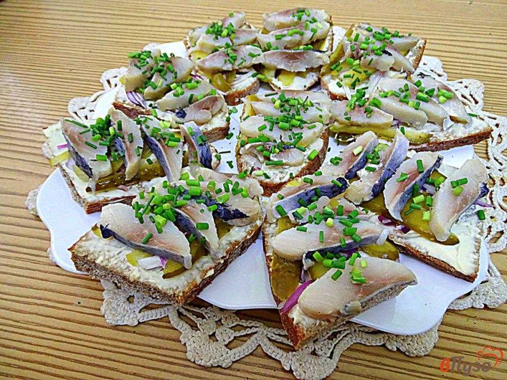 Бутерброды с селёдкой —16 простых и вкусных рецептов на праздничный стол