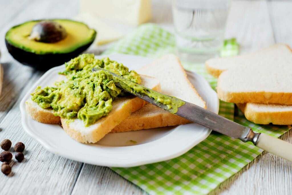 Завтрак из суперфудов: сэндвич с авокадо и лососем