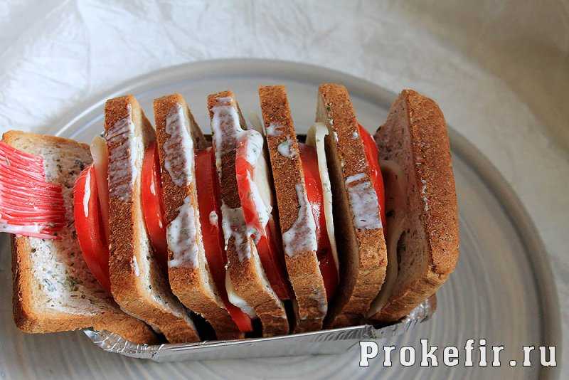 Бутерброды в духовке с помидорами