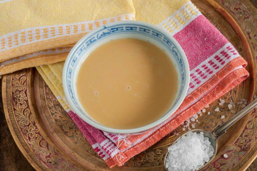 Монгольский чай с молоком и солью: польза и противопоказания, рецепты, вкусовые особенности