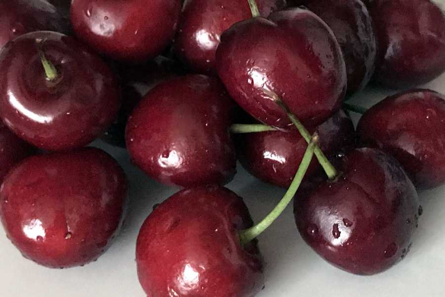 Десерт вишня в красном вине с миндальным ароматом