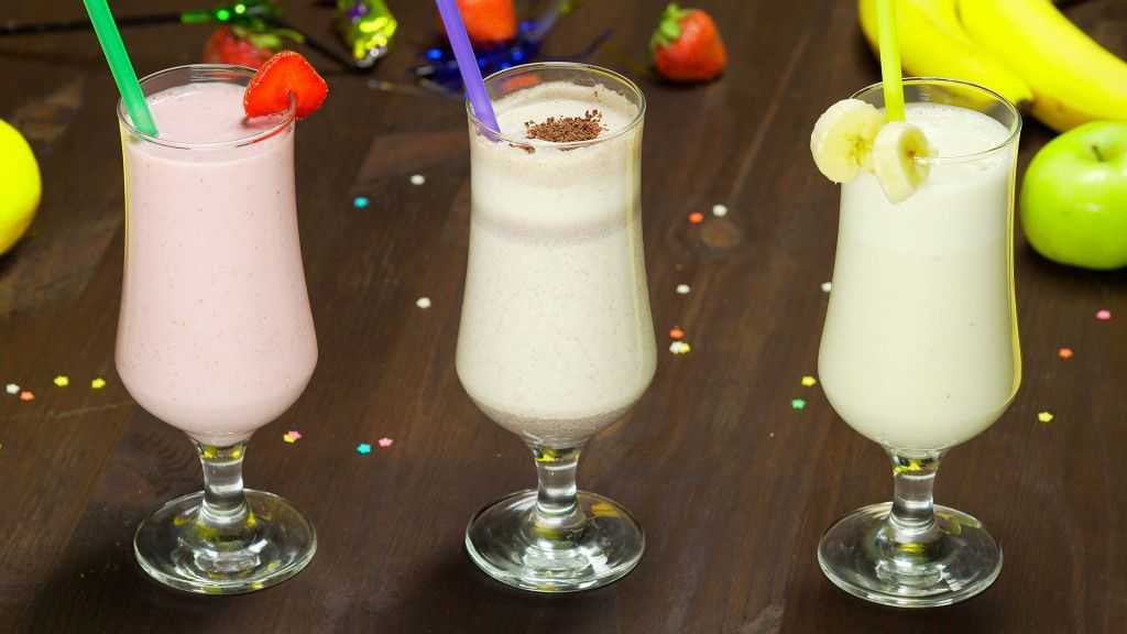 Молочные коктейли с сиропом и газировкой «яичные сливки»