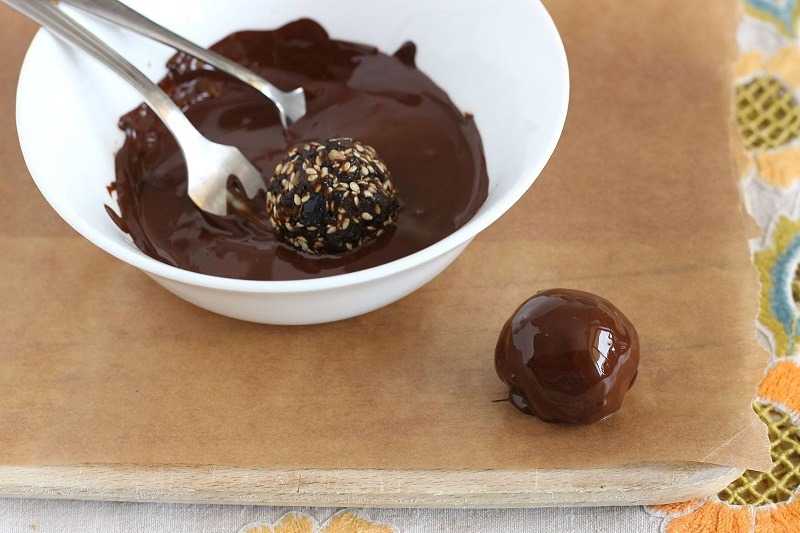 Домашние конфеты - чернослив с орехами в шоколаде