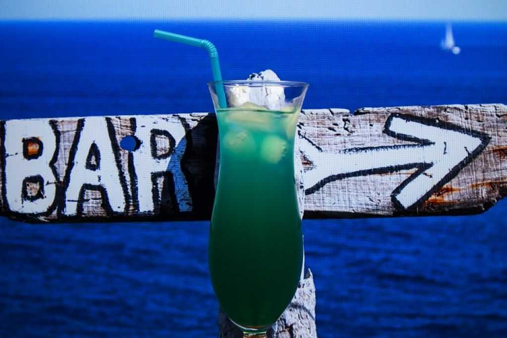 Алкогольный коктейль голубые гавайи рецепт с фото - 1000.menu