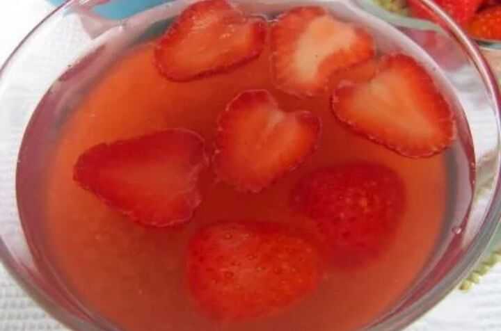 Желе из клубники - оригинальный десерт для любителей сладких ягодных угощений