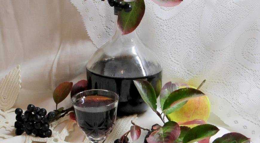 Вино из черноплодной рябины  — простые домашние рецепты