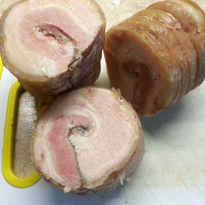 Рулет из свиной грудинки вареный в пищевой пленке рецепт с фото