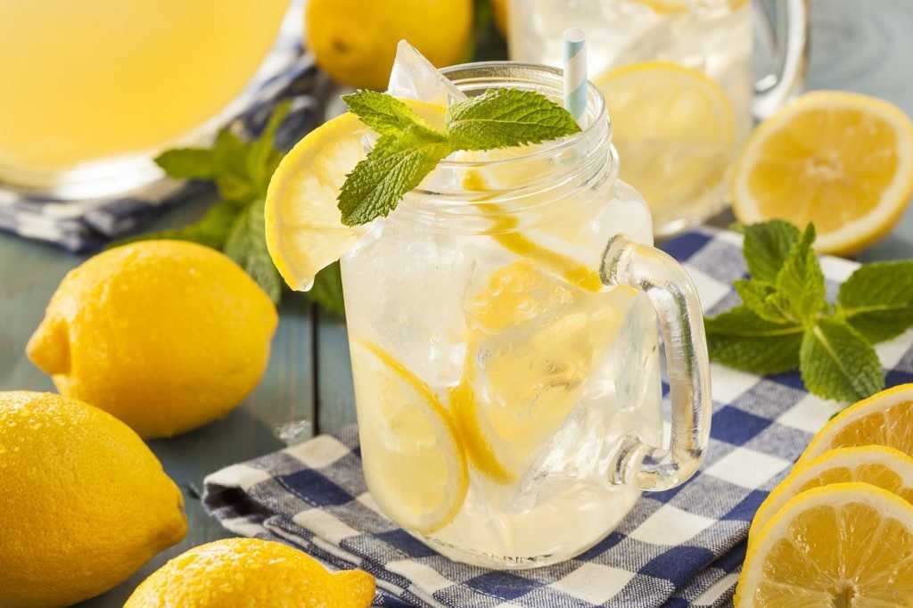 Домашний вишневый лимонад с мятой