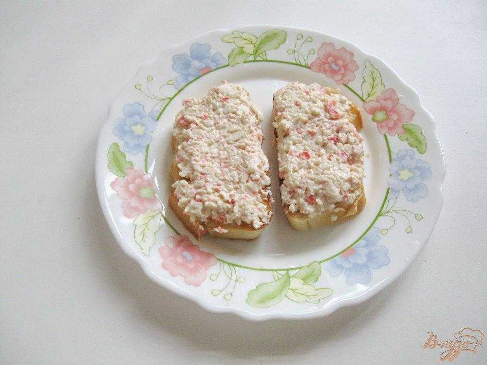 Бутерброды с крабовыми палочками и плавленным сыром