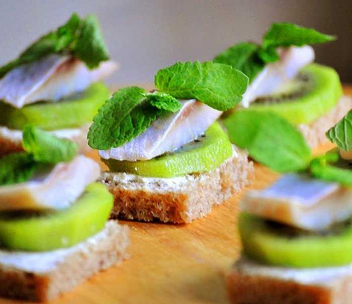 Бутерброды с селедкой — простые и вкусные рецепты для праздничного стола