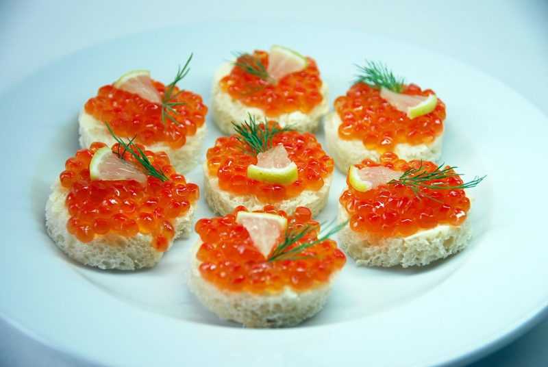 Бутерброды с красной икрой кораблики рецепт с фото пошагово - 1000.menu