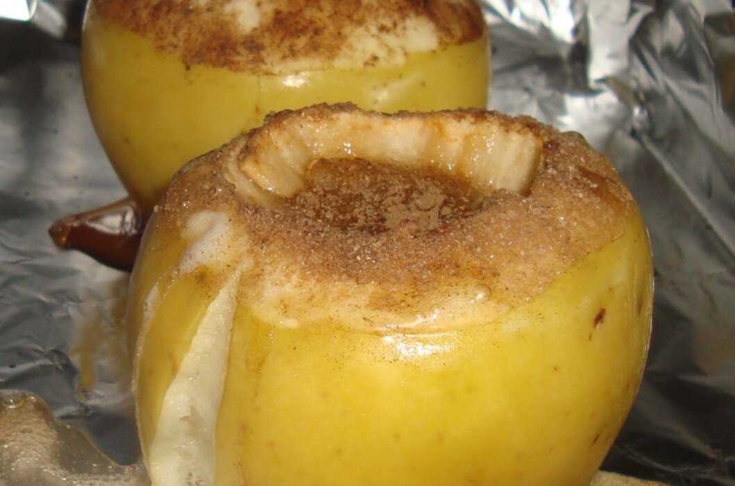 Печеные яблоки в микроволновке: простые, но очень вкусные рецепты приготовления яблок с клюквой, медом, творогом