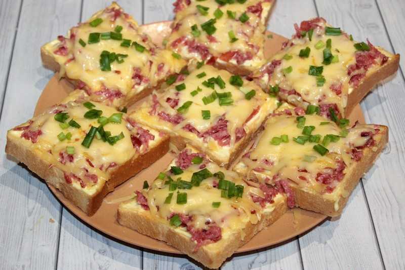 Бутерброды в микроволновке с колбасой. сыром, яйцом - вкусные и быстрые рецепты на завтрак