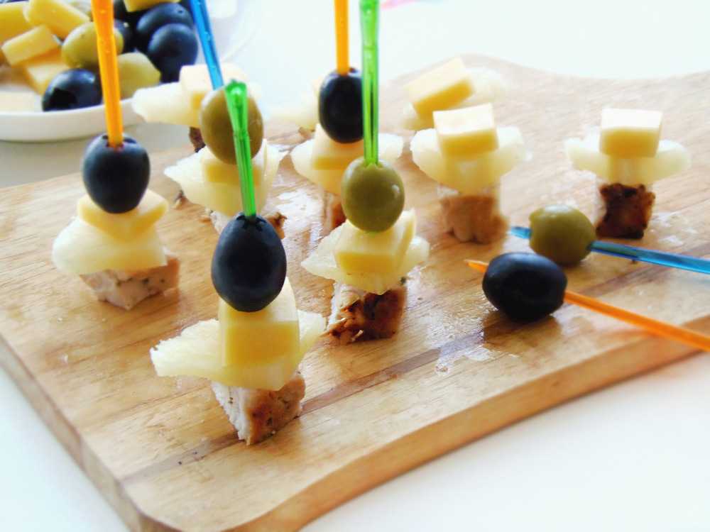 Канапе с сыром и виноградом новогодние рецепт с фото пошагово - 1000.menu