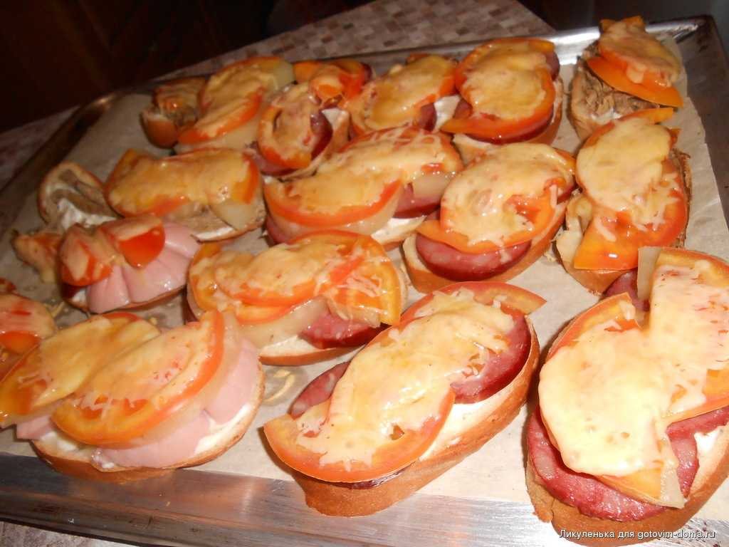 Бутерброды в духовке с помидорами