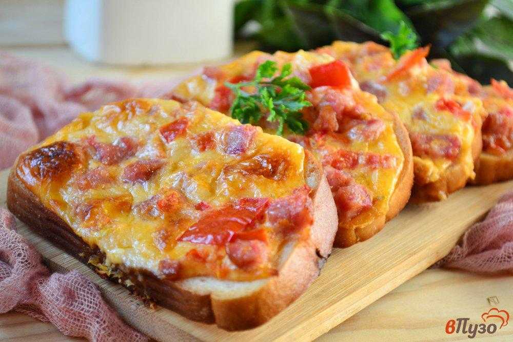 Горячие бутерброды с помидорами, колбасой и сыром в духовке - пошаговый фоторецепт
