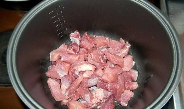 Гуляш из свинины с подливкой и картофелем в мультиварке - рецепт с фото