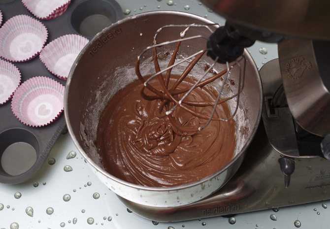 Поверьте, это просто: растапливаем шоколад на водяной бане в домашних условиях