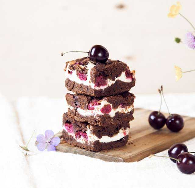 Шоколадный брауни с вишней и орехами, рецепт с фото