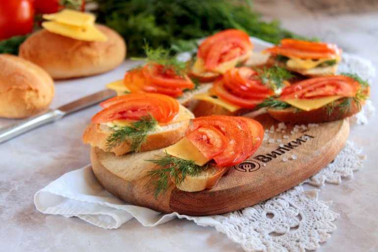 Горячие бутерброды в духовке: простые и вкусные рецепты с фото, в том числе с сыром, колбасой и помидорами