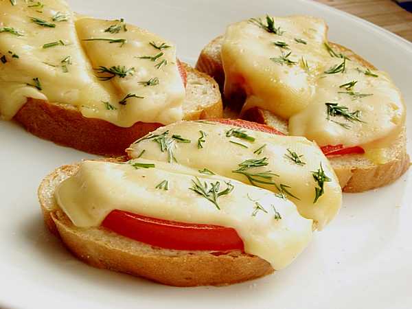 Горячие бутерброды с сыром в микроволновке