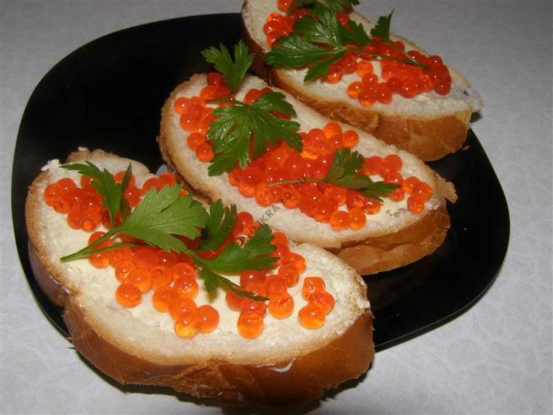 Бутерброды с красной икрой кораблики рецепт с фото пошагово - 1000.menu