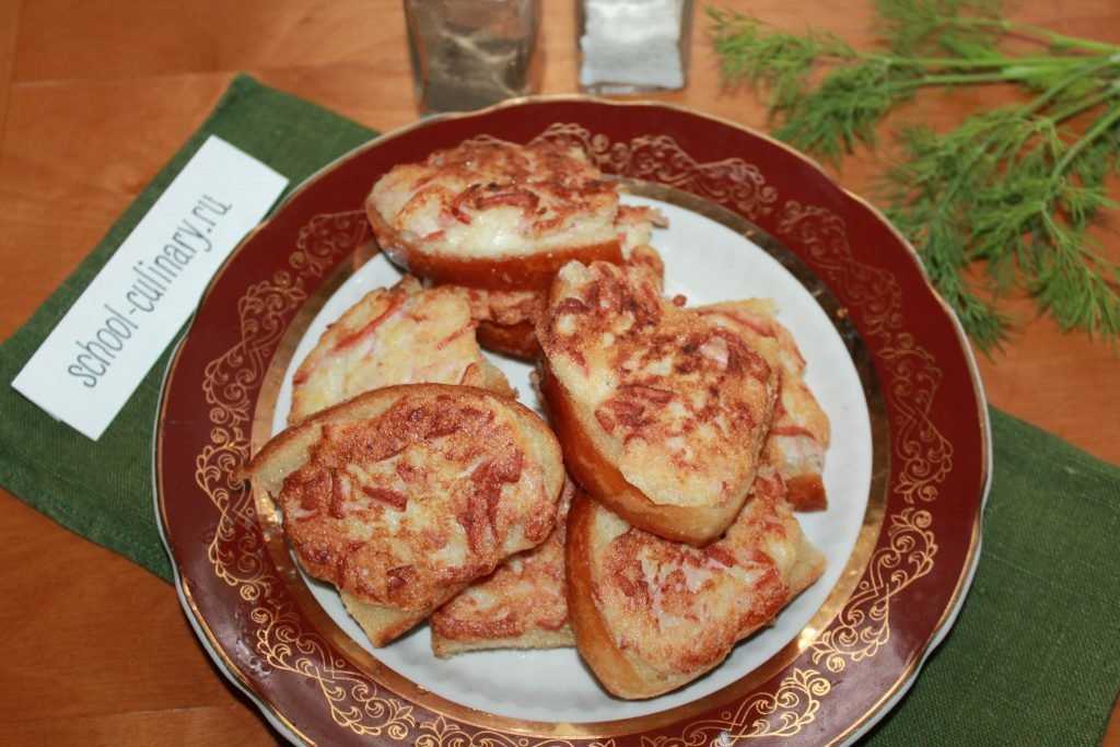 Горячие бутерброды на сковороде: простые и вкусные рецепты с колбасой, сыром, яйцом, фото и видео