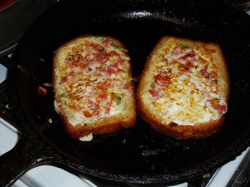Горячие бутерброды на сковороде: рецепты с фото