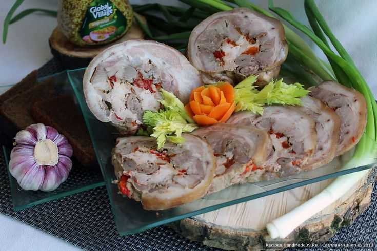 Рулет из свиной рульки – рецепты как приготовить блюдо из отварной в луковой шелухе или с начинкой в мультиварке или духовке