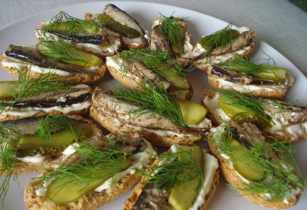 Бутерброды со шпротами и авокадо - пошаговый рецепт приготовления с фото