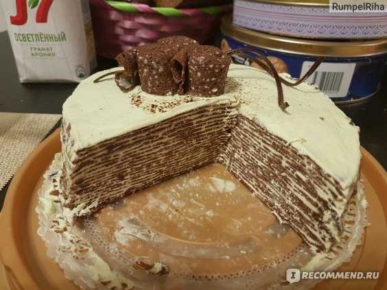 Воздушный тортик с тремя видами шоколада: рецепт нежного десерта, украшенного зернами граната