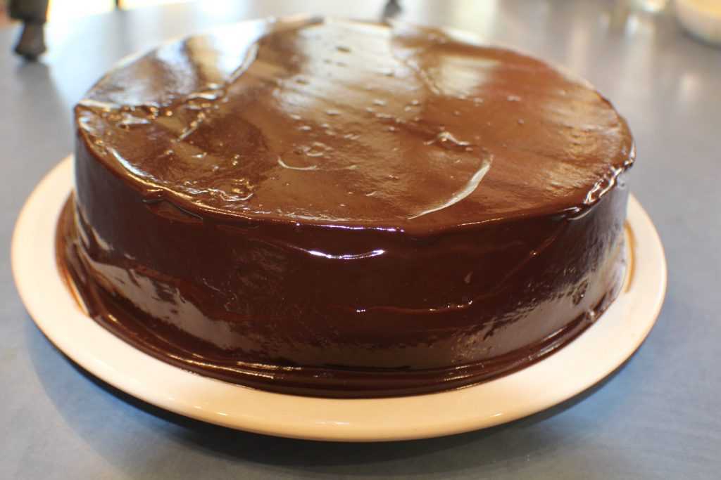 Ганаш для покрытия торта - рецепты из горького, молочного, белого шоколада, с какао на молоке или сливках