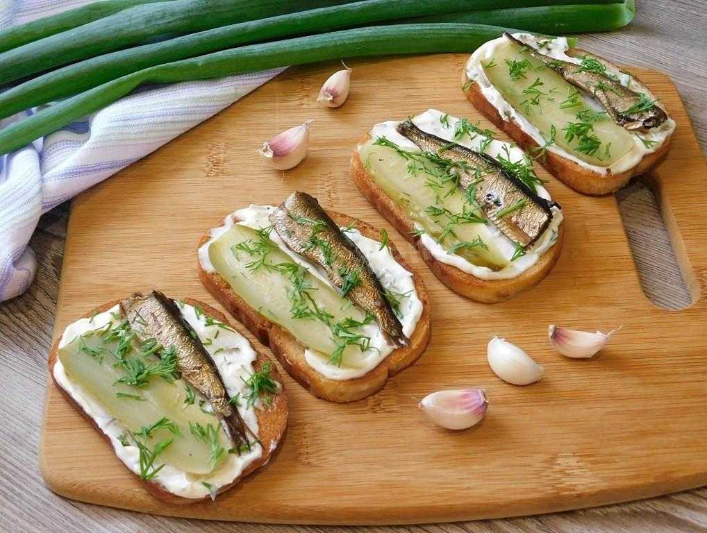 Бутерброды на белом хлебе со шпротами и соленым огурцом рецепт с фото пошагово - 1000.menu