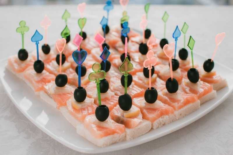Канапе с оливками на шпажках с рыбой и огурцами рецепт с фото - 1000.menu