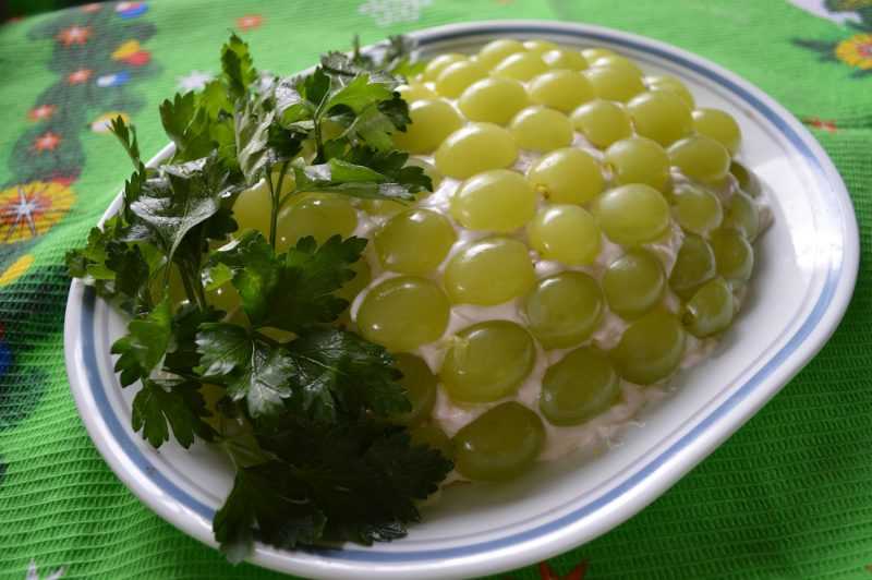 Салат «тиффани» с копченой курицей и виноградом: рецепт с фото пошагово