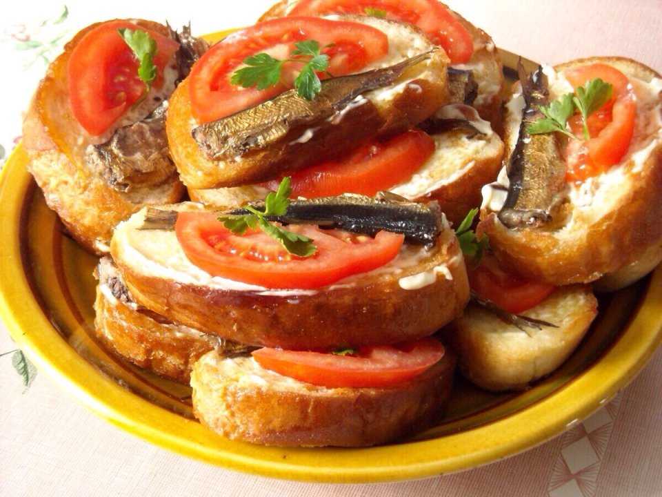 Бутерброды со шпротами и свежим огурцом