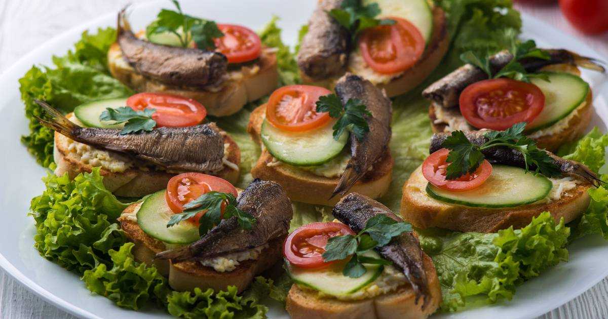 Бутерброды со шпротами и соленым огурцом рецепт с фото пошагово - 1000.menu