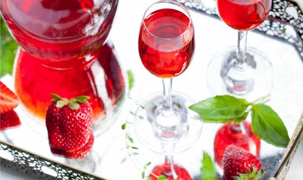 Настойка из клубники на спирту, водке, самогоне: как сделать ее в домашних условиях из свежих или замороженных ягод, а также рецепт приготовления из варенья