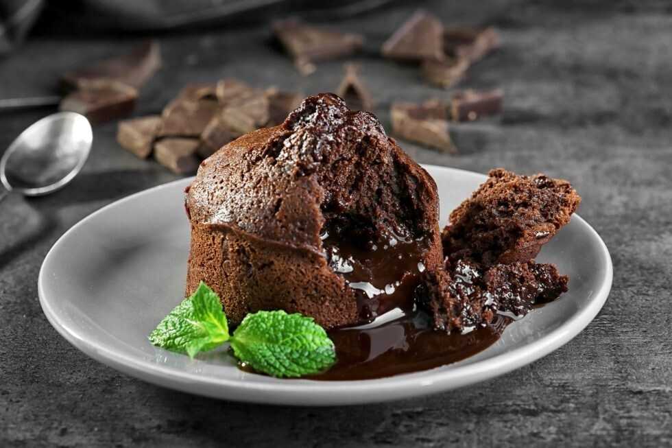 Шоколадный фондан 2 шоколада рецепт с фото пошагово - 1000.menu