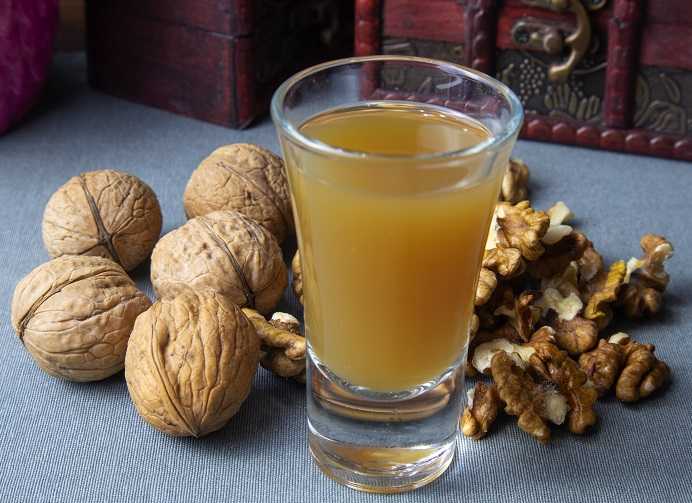 Настойка на грецких орехах на водке - рецепты и применение, польза и вред