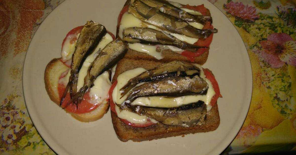 Бутерброды со шпротами и соленым огурцом - рецепт с фото