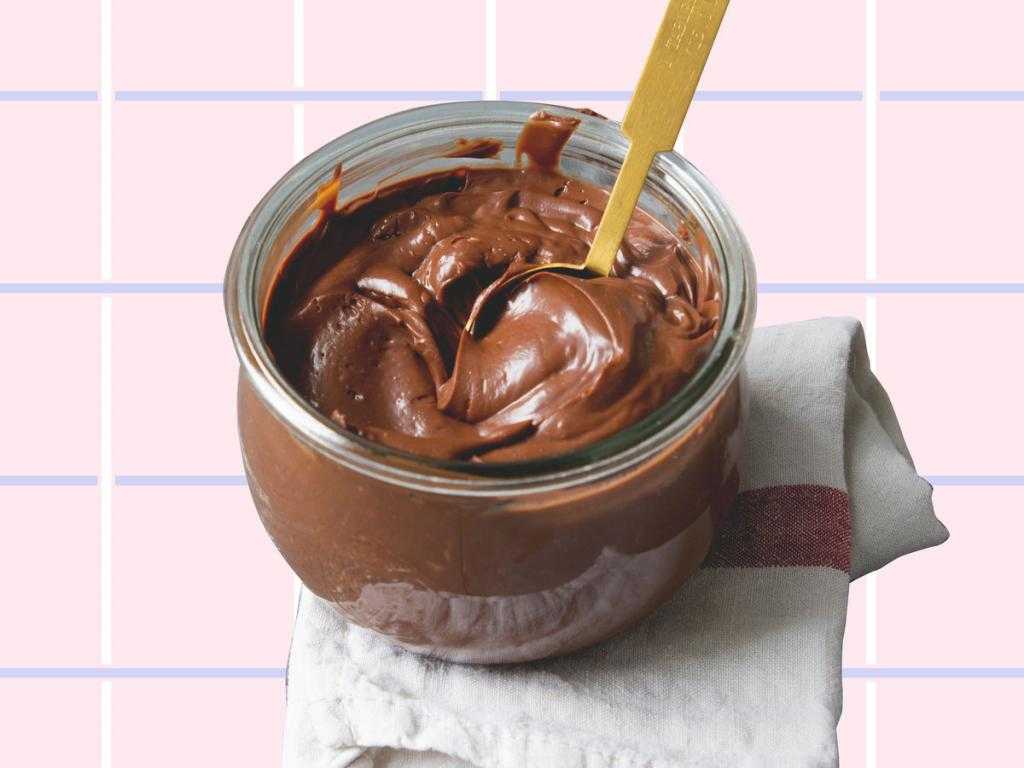 Любителям "нутеллы" на заметку: 7 идей десертов с самой популярной шоколадной пастой