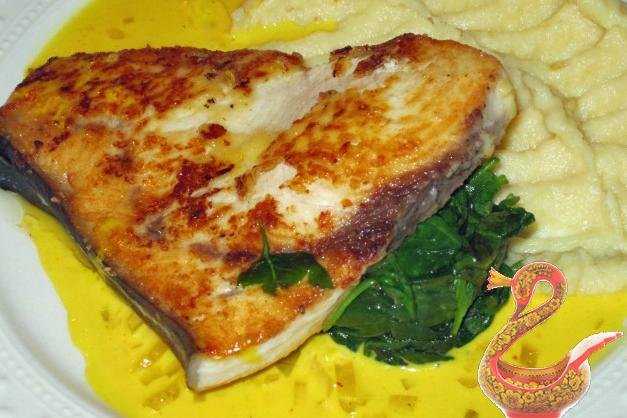 Рыба-меч с белыми грибами, зеленью, вином и анчоусами - кулинарный рецепт с пошаговыми инструкциями | foodini
