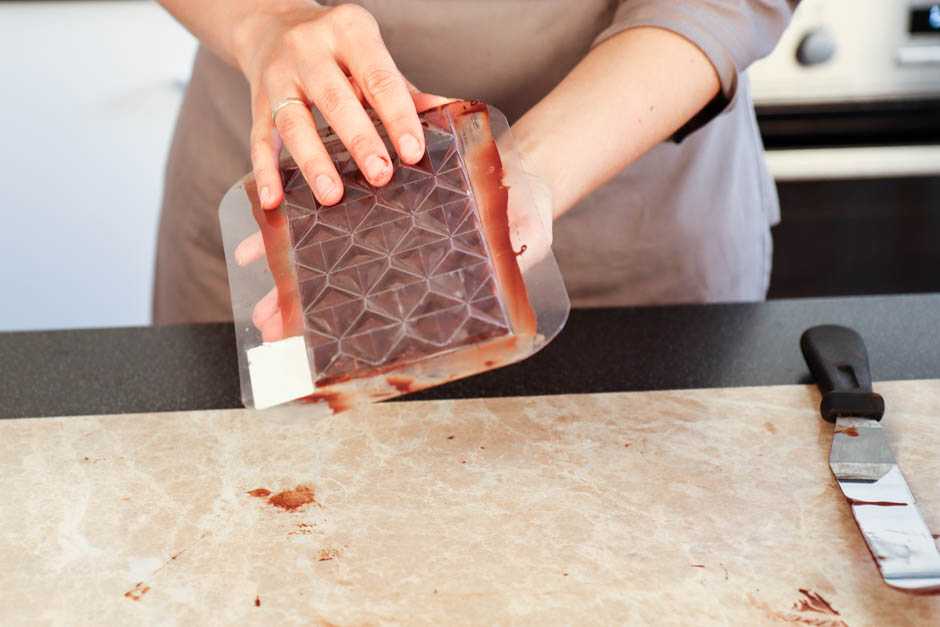 Как быстро и правильно растопить плитку шоколад в домашних условиях для украшения кондитерских изделий