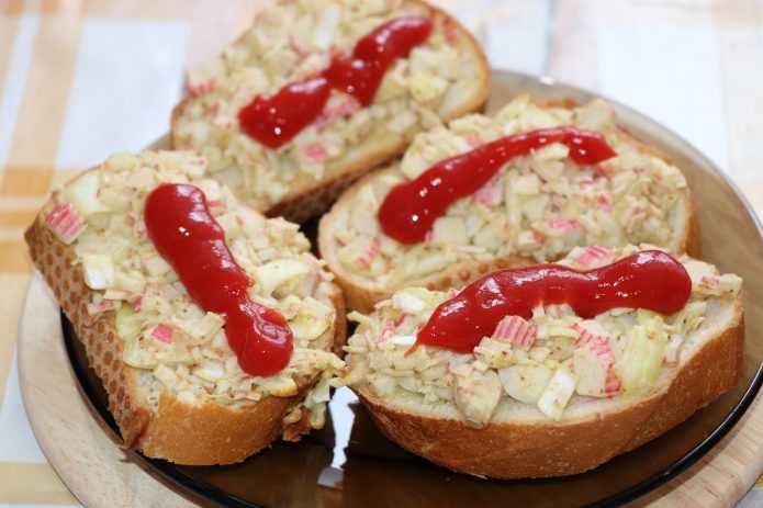 Бутерброды с крабовыми палочками: пошаговый рецепт с фото