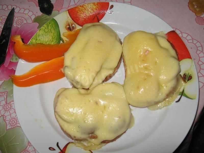 Горячие бутерброды с сыром помидорами и колбасой в духовке