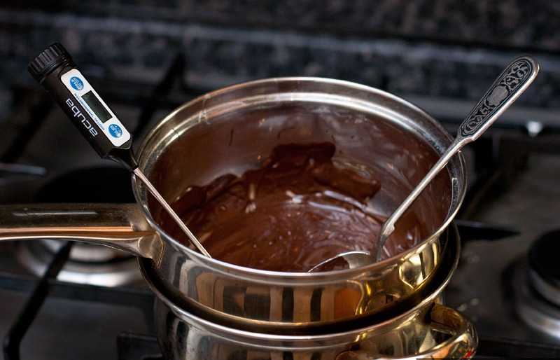 Как растопить белый шоколад в домашних условиях правильно, чтобы он был жидким