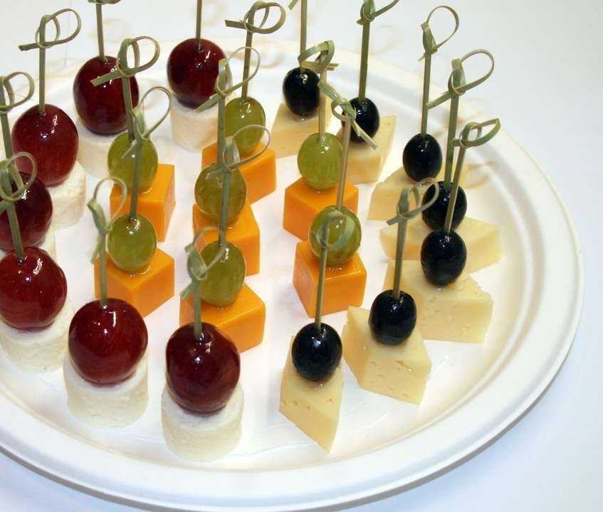 Канапе с оливками  и сыром на шпажках рецепт с фото пошагово - 1000.menu