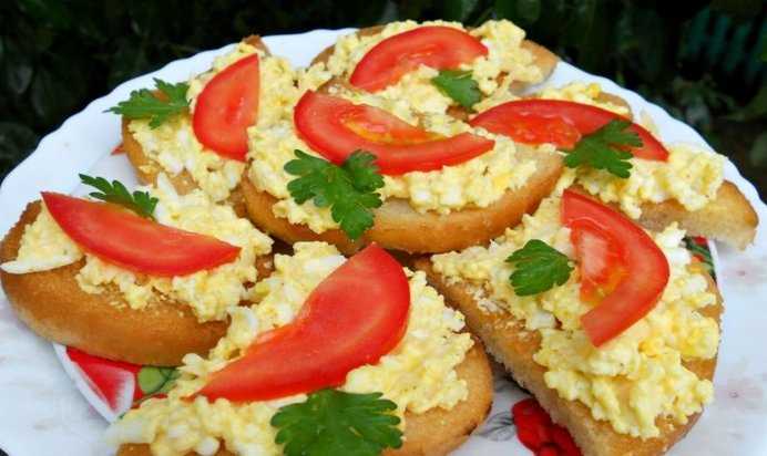 Бутерброды с яйцом, сыром и помидорами - 13 пошаговых фото в рецепте