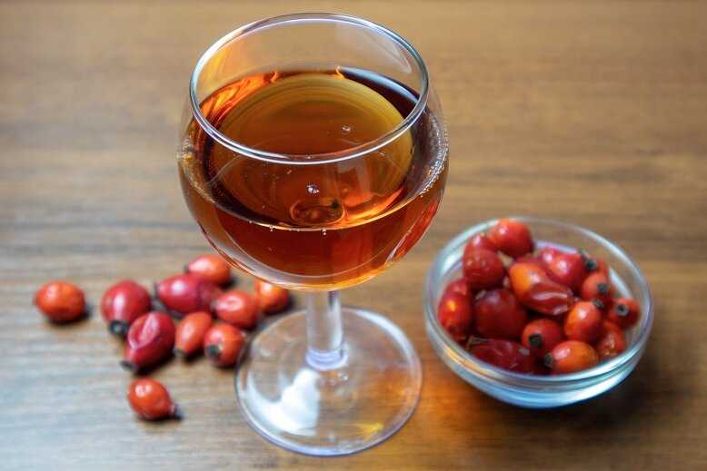 Вино из шиповника: простой рецепт приготовления в домашних условиях алкогольного напитка из свежих или сухих плодов из расчета на 20 литров